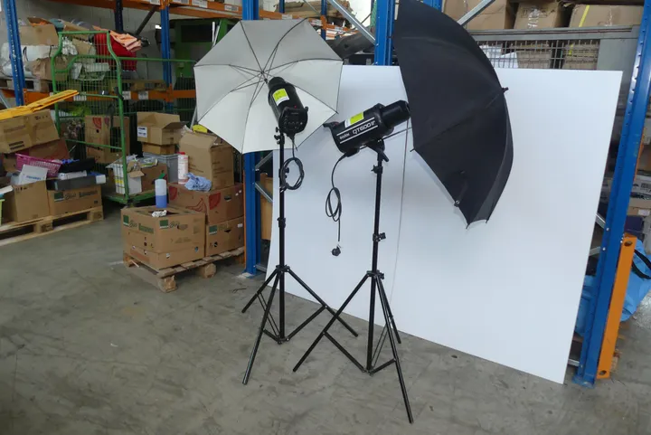 Godox Studioblitzset mit Stativen, Schirmen und Hintergrund Modell: QT600 II, QT400 II